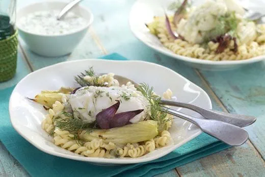 recipe image Pâtes et cabillaud crémeux, fenouil grillé et oignons rouges