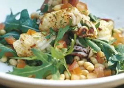 recipe image Crevettes géantes et calmars ‘cuits à la minute', cocos et roquette