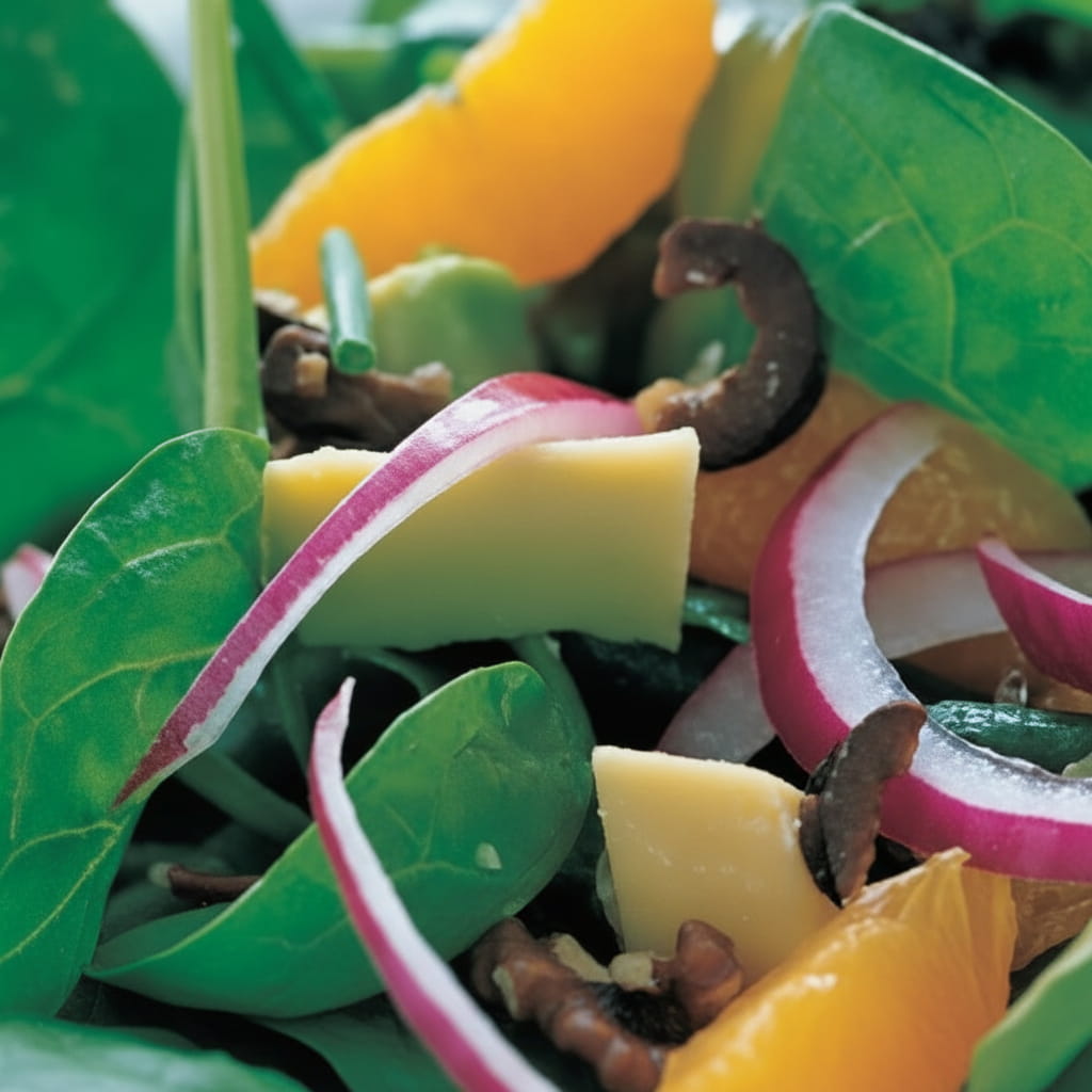 recipe image Salade de jeunes pousses d'épinards avec des mandarines et oignons rouges
