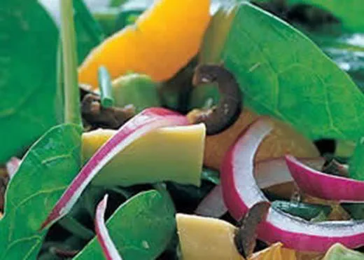 recipe image Salade de jeunes pousses d'épinards avec des mandarines et oignons rouges