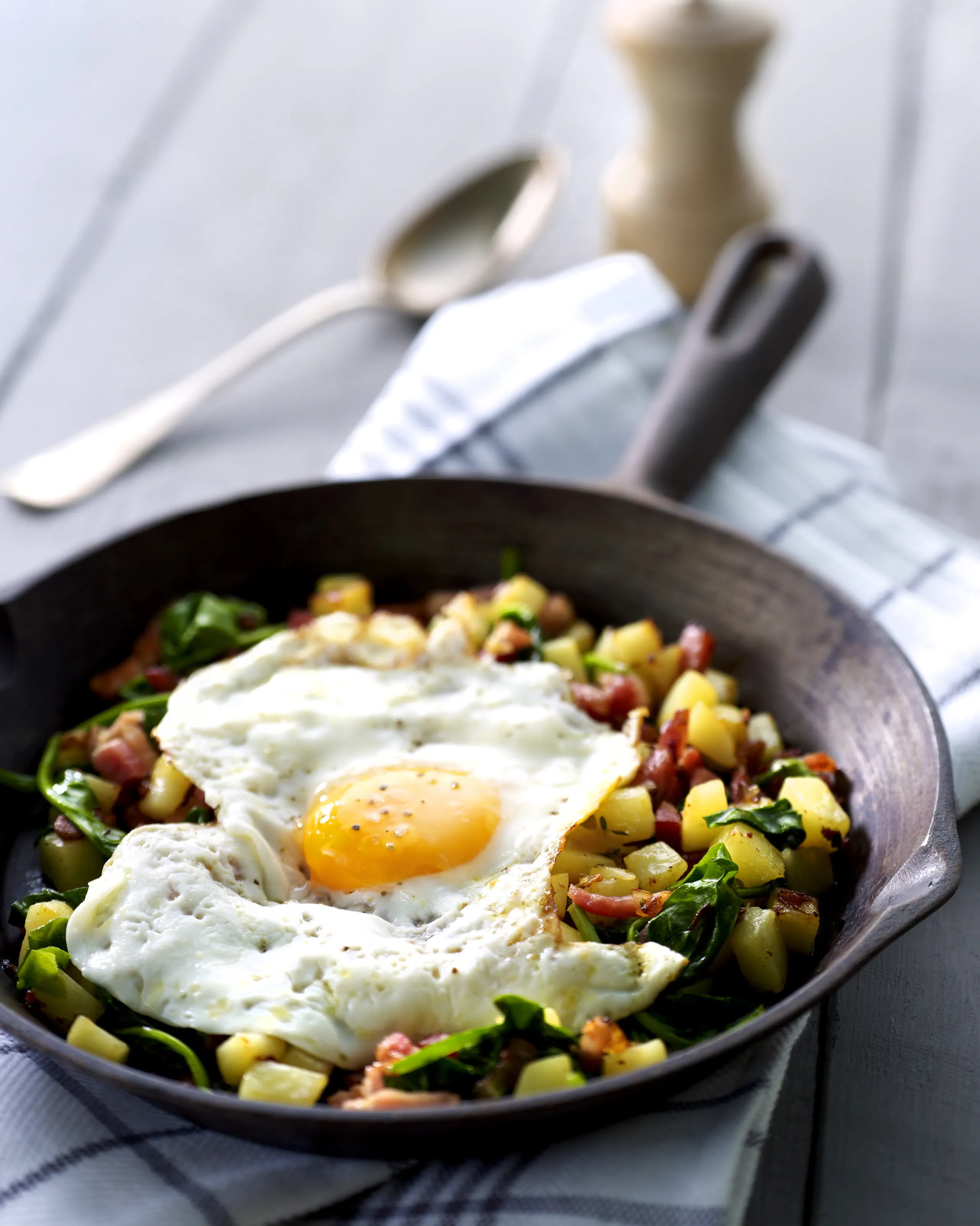 recipe image Salade de pommes de terre chaude aux lardons et oignons, épinards et oeuf frit