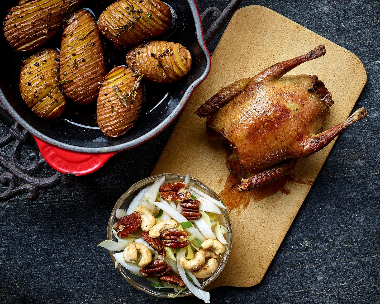 recipe image Pigeon braisé, salade de noix et de chicons et pommes de terre hasselback