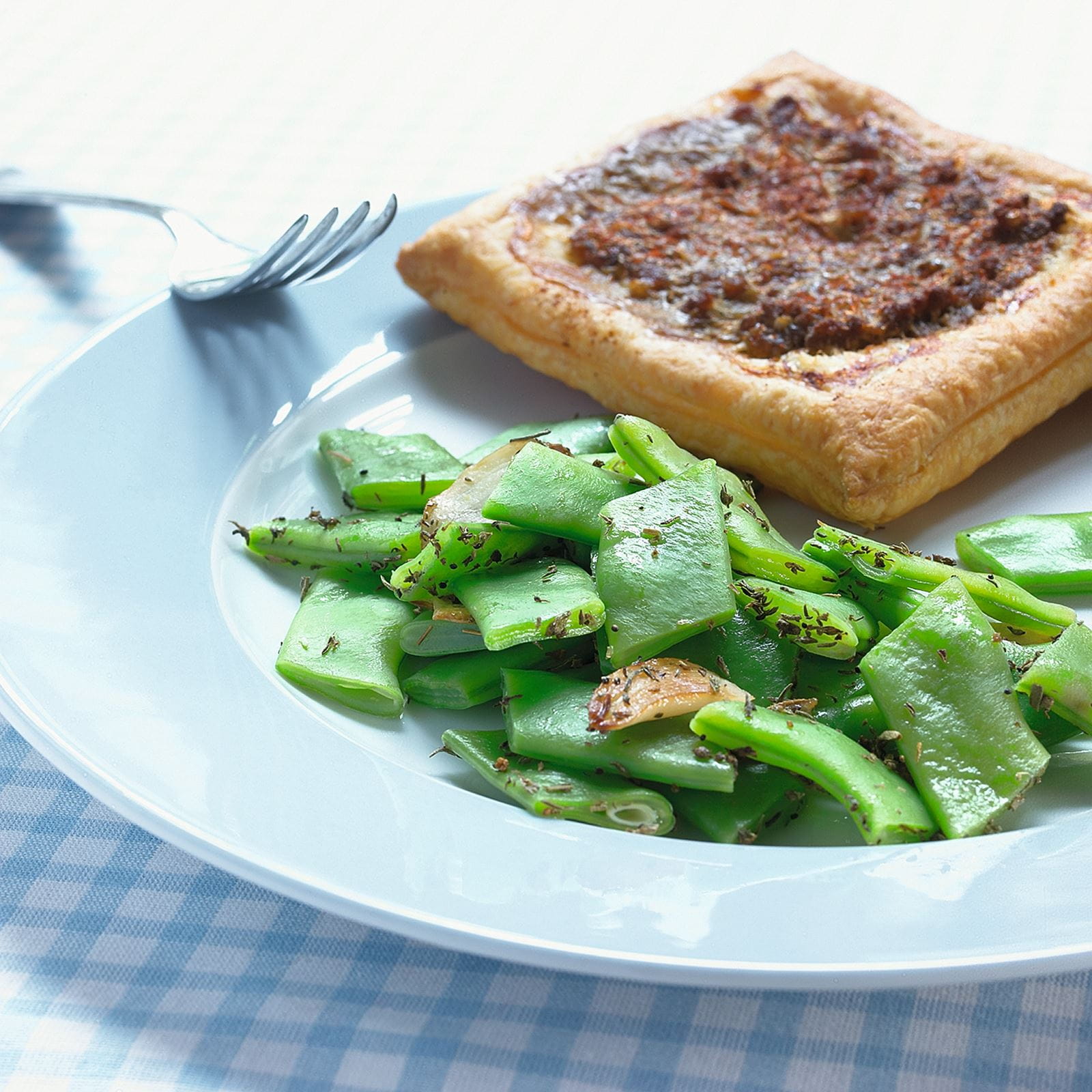 recipe image Haricots à couper à la provençale et petits pâtés en croûte