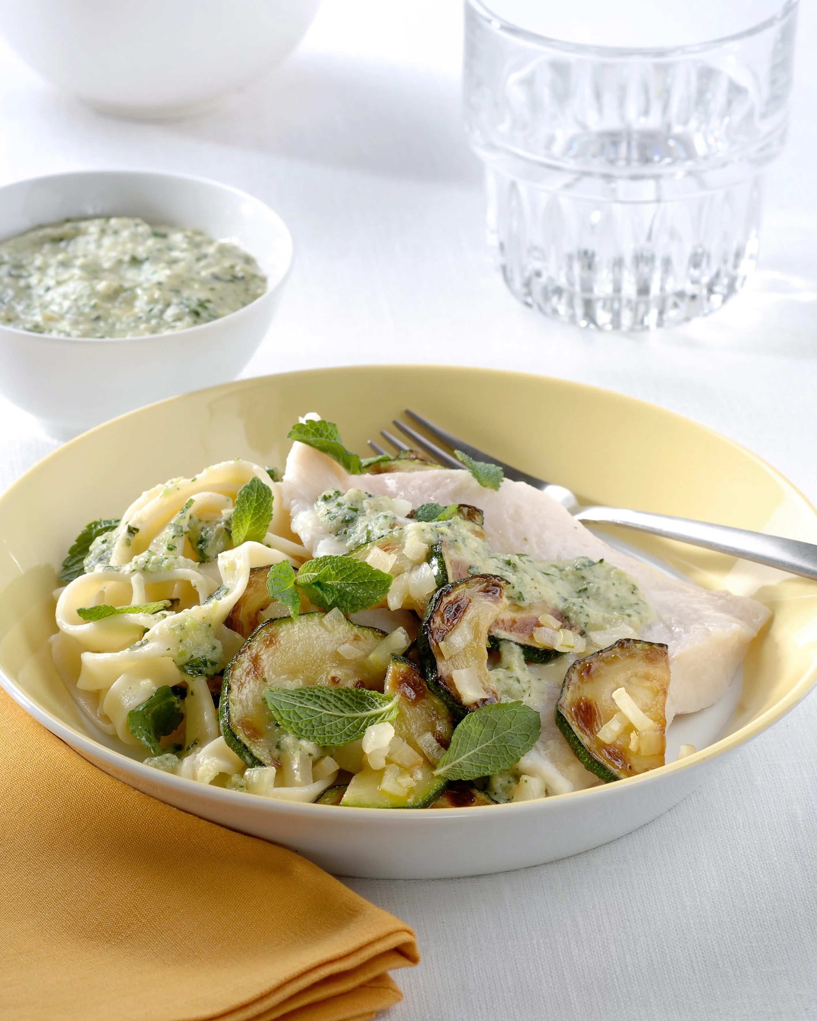 recipe image Poisson poché, sauce courgette et menthe, tagliatelles