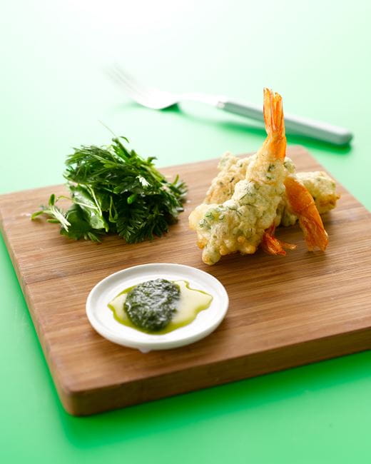 recipe image Tempura de scampis aux herbes fraîches, vinaigrette à l’aneth et pignons de pin