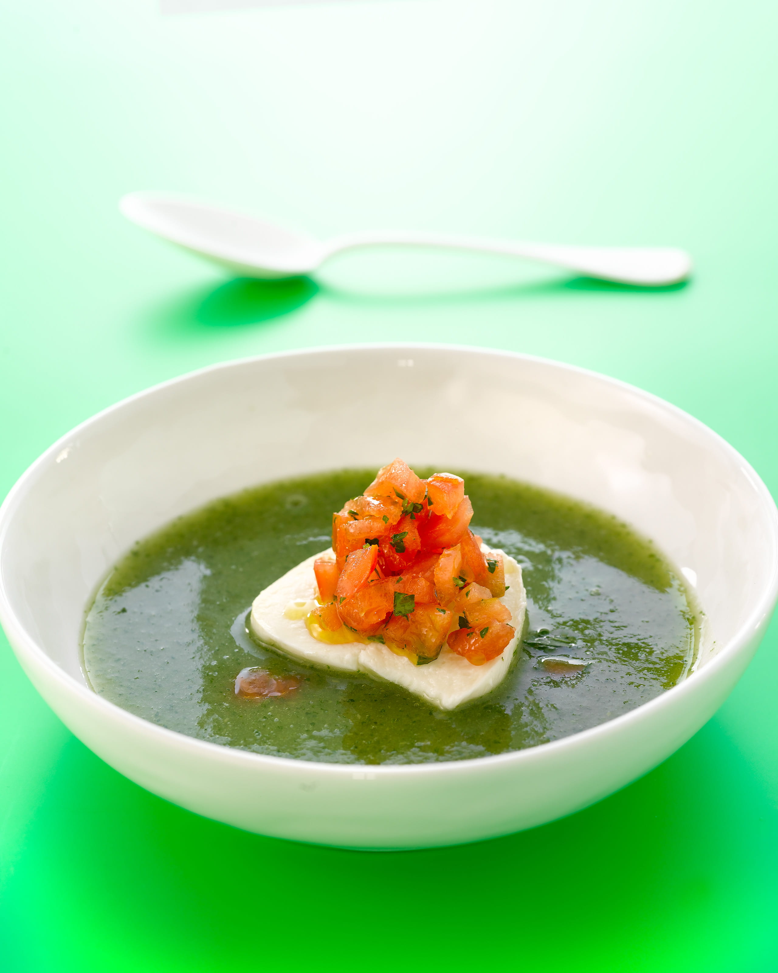 recipe image Soupe au basilic avec mozzarella et tartare de tomate et de coriandre