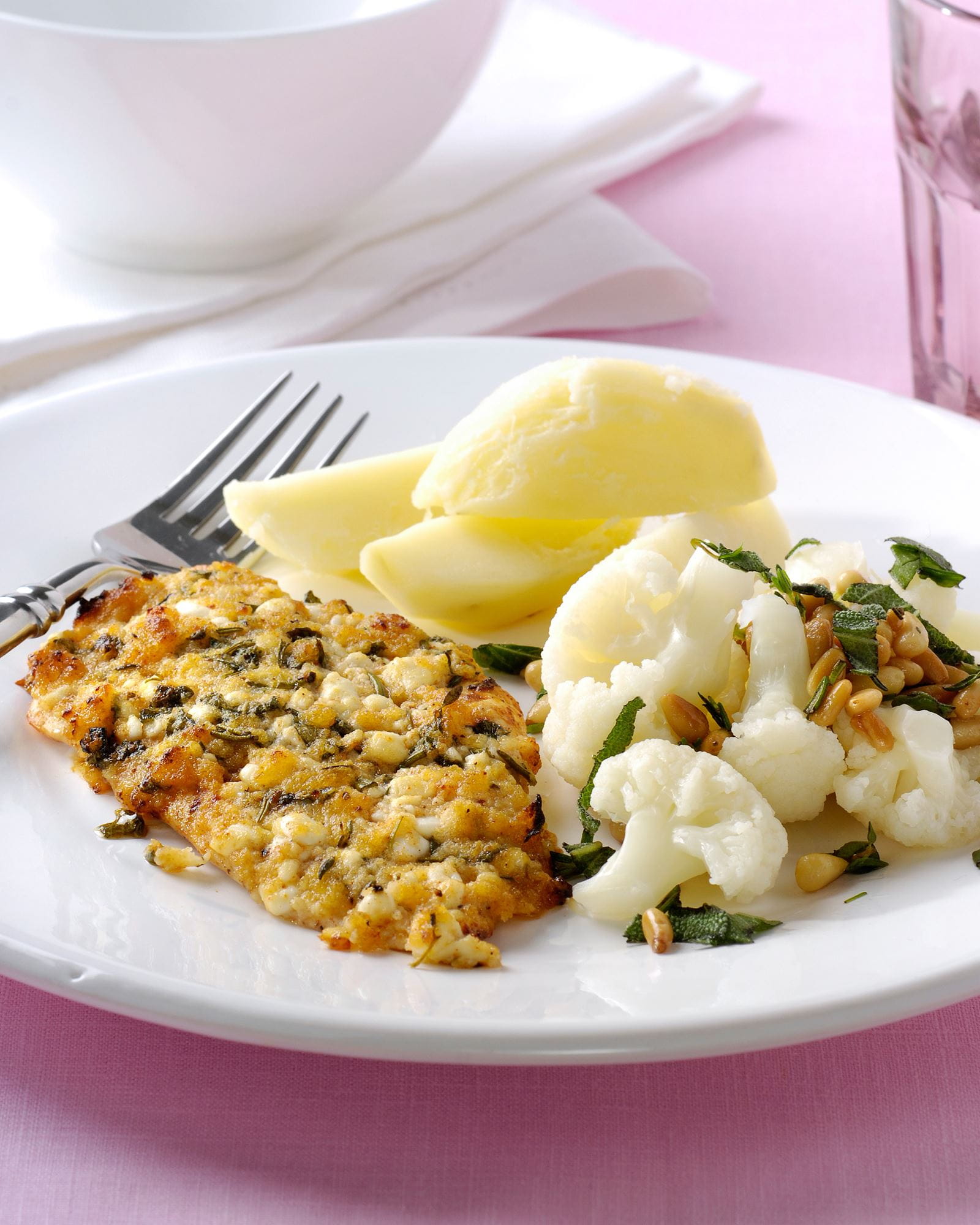 recipe image Escalopes de dinde en croûte de fines herbes et chou-fleur à la vapeur