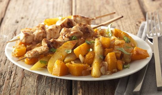 recipe image Brochettes de poulet avec sauté de butternut, pommes de terre et oignon