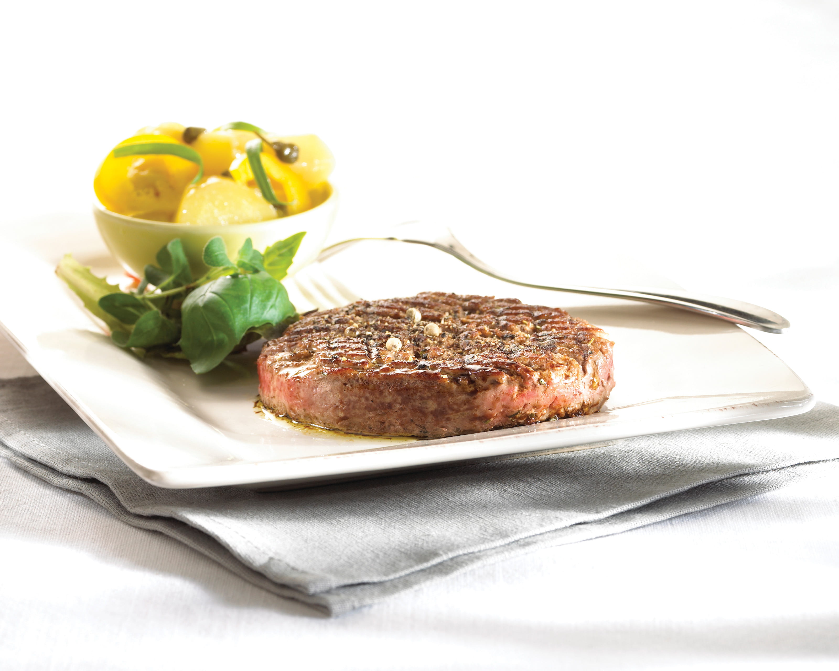 recipe image Hamburger de veau à la menthe, au persil et estragon, salade de pommes de terre