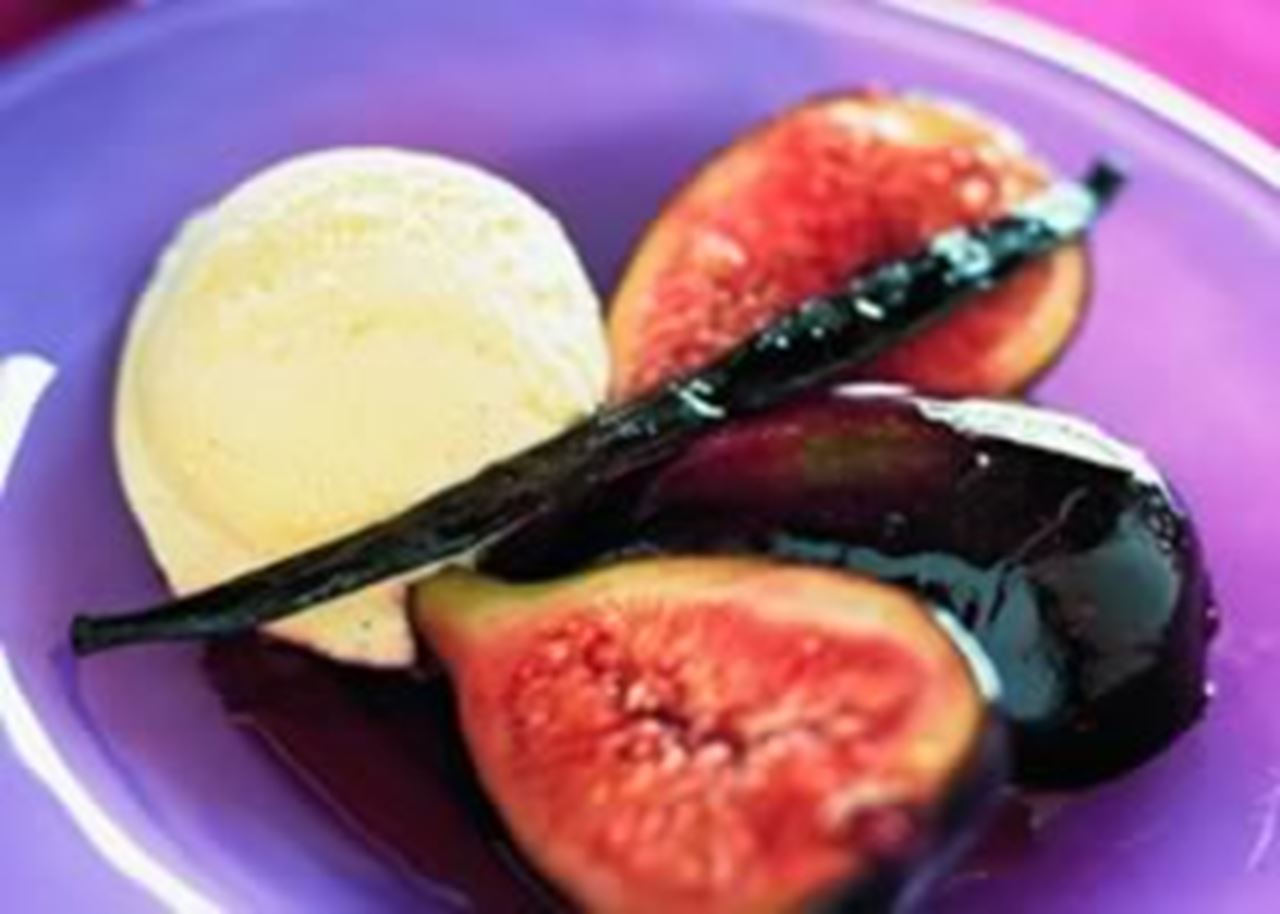 recipe image Glace vanille aux fruits cuits et au Porto