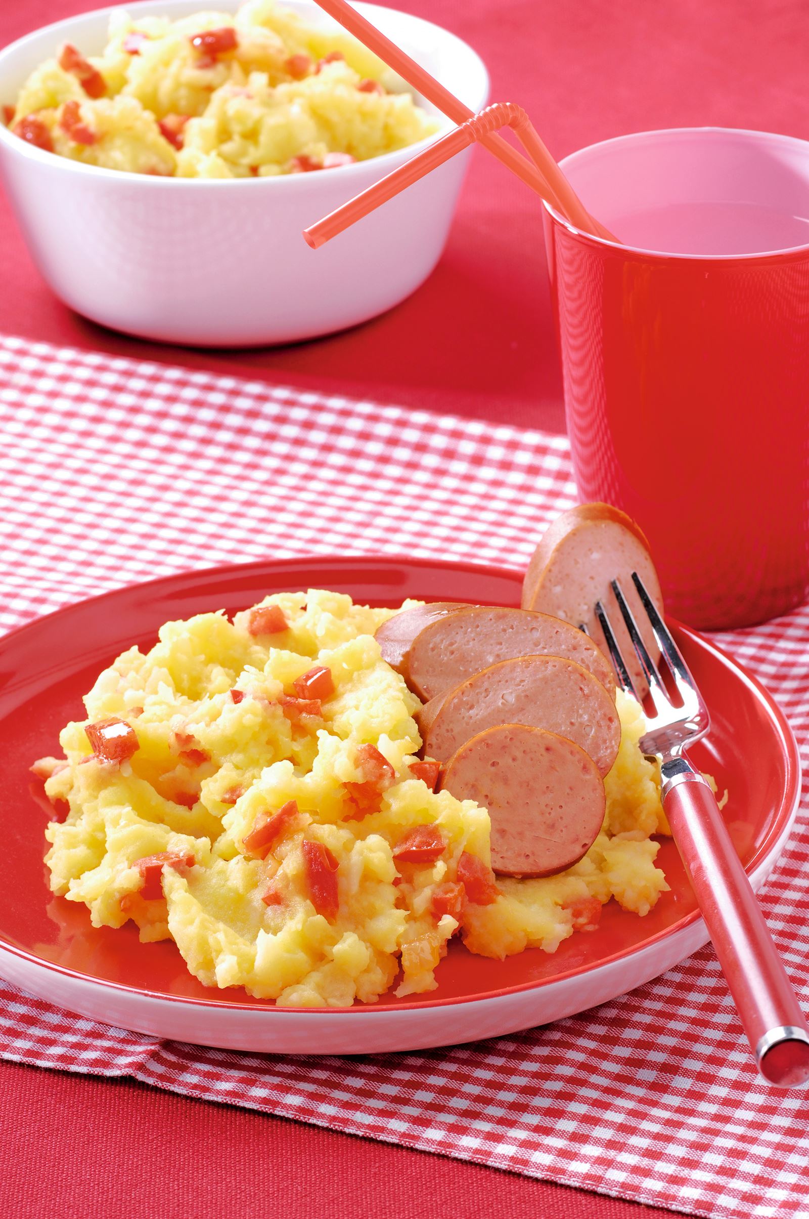 recipe image Potée au poivron, pommes et saucisses ('stoemp')