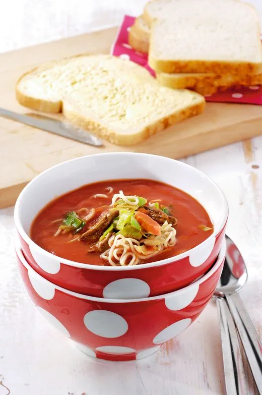 recipe image Potage aigre-doux aux tomates, émincé de viande et nouilles