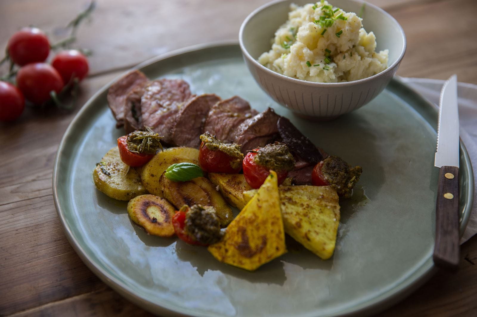 recipe image Gigot d'agneau, panais et céleri-rave grillés, tomates au four et purée aux herbes fraîches