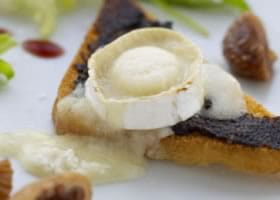 recipe image Fromage de chèvre gratiné sur lit de jeunes épinards, sauce à la framboise