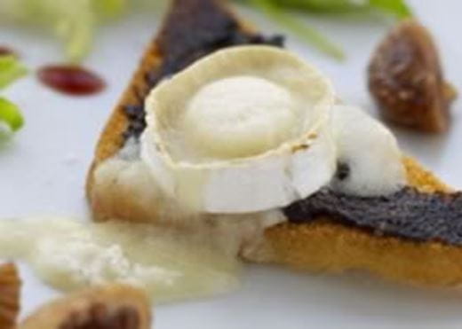recipe image Fromage de chèvre gratiné sur lit de jeunes épinards, sauce à la framboise