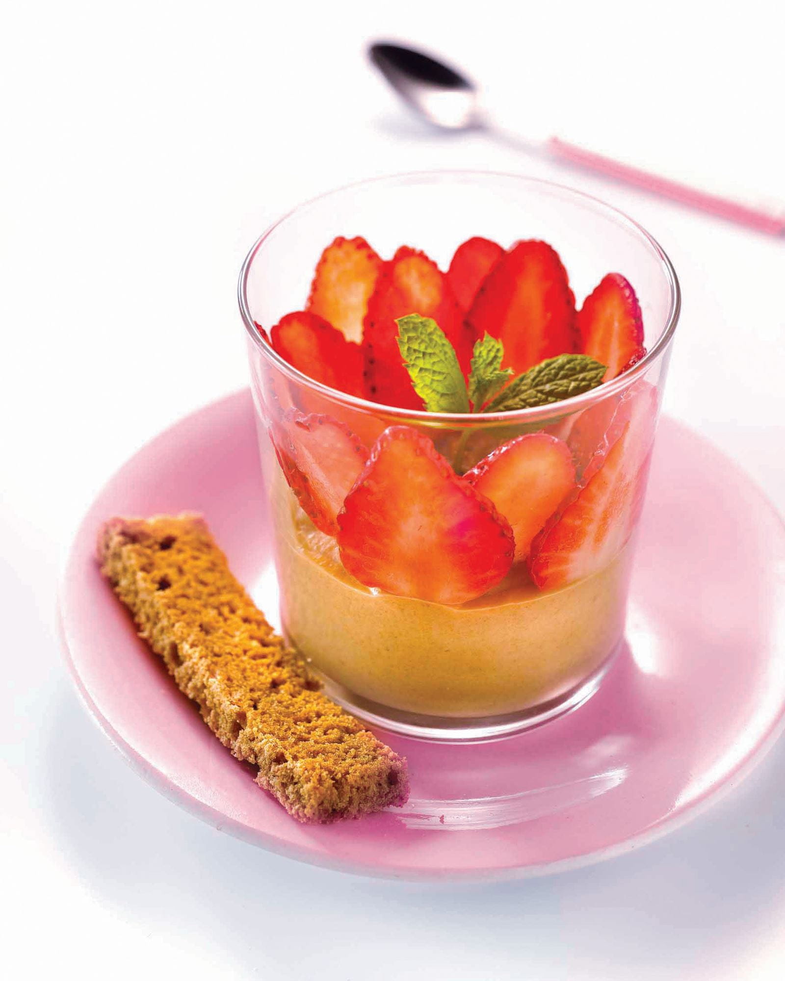 recipe image Panna Cotta au spéculoos et carpaccio de fraises