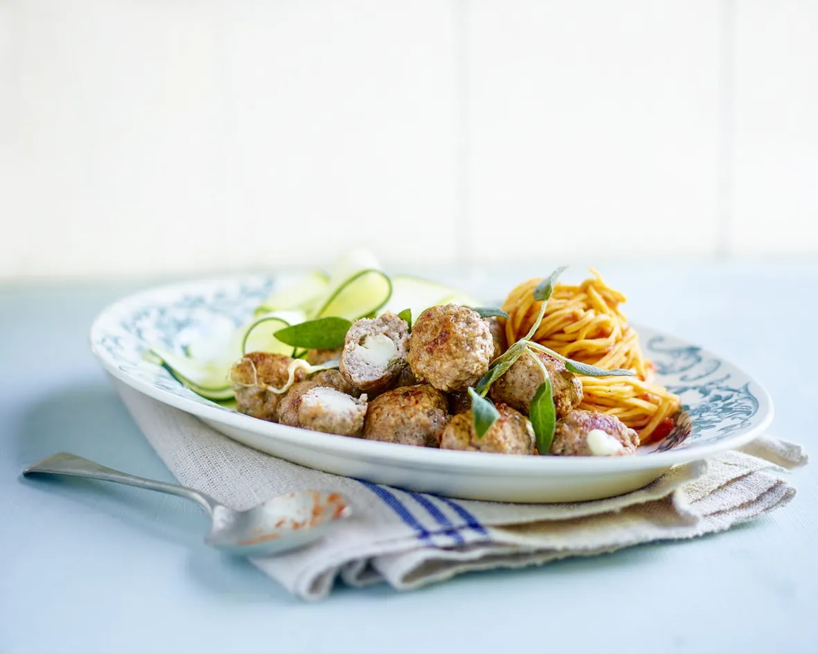 recipe image Boulettes de viande de veau hachée à la mozzarella et spaghettis aux courgettes