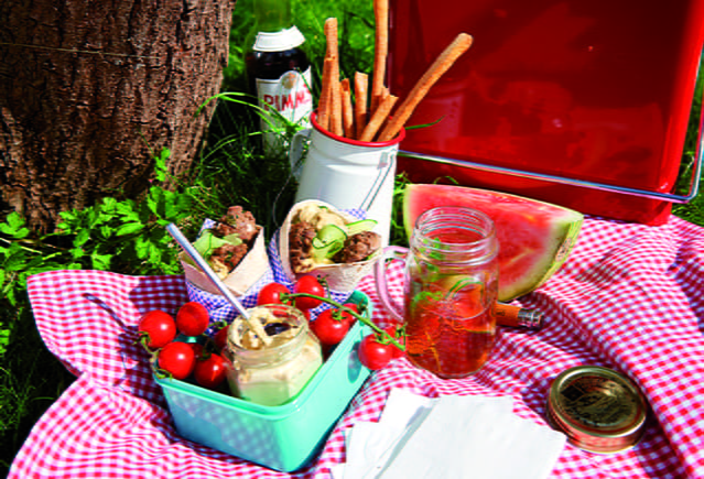 recipe image Pain plat au houmous et aux boulettes