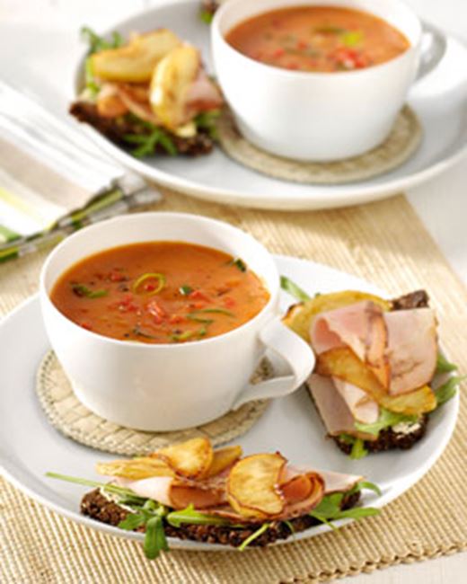 recipe image Soupe tomates au pain de seigle et épaule fumée
