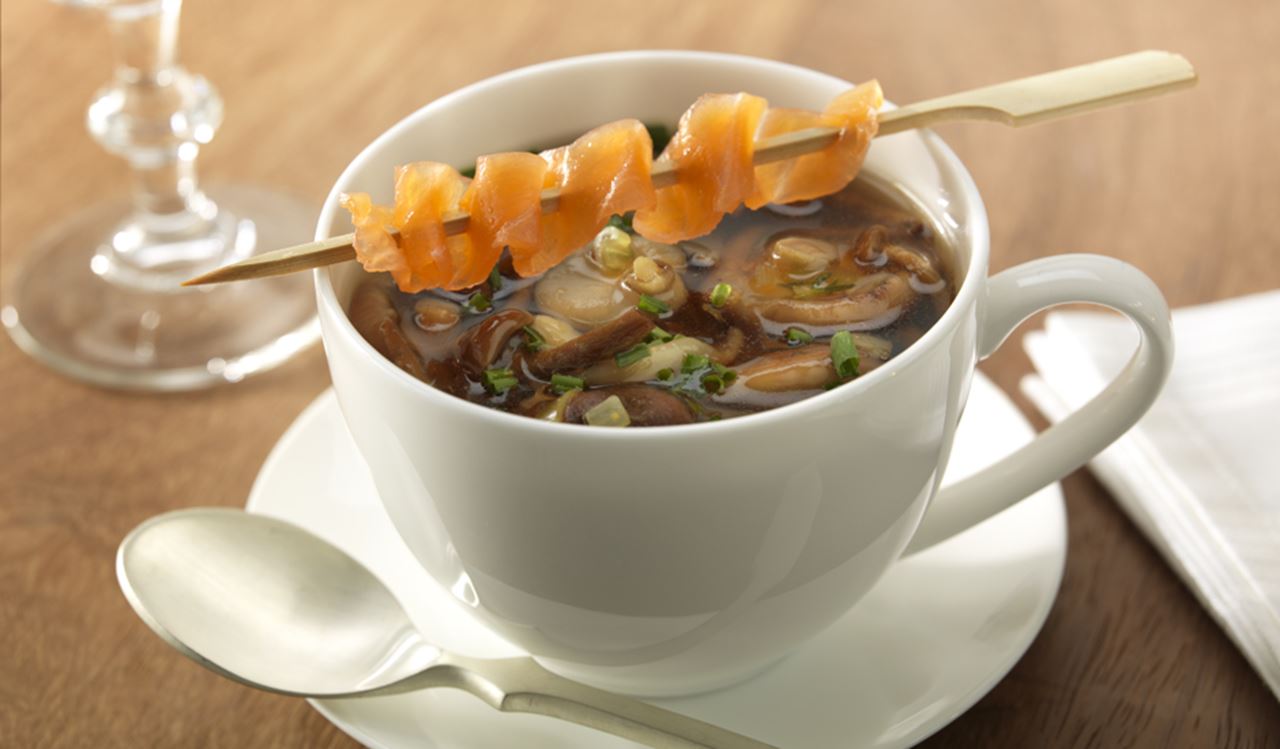 recipe image Potage translucide aux champignons avec brochettes de saumon fumé