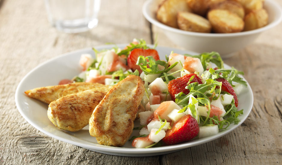 recipe image Filets de poitrine de poulet avec salade de chou-rave et de fraises