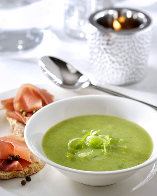 recipe image Petite soupe de broccoli & petits oignons, crostini au jambon de Parme et petits