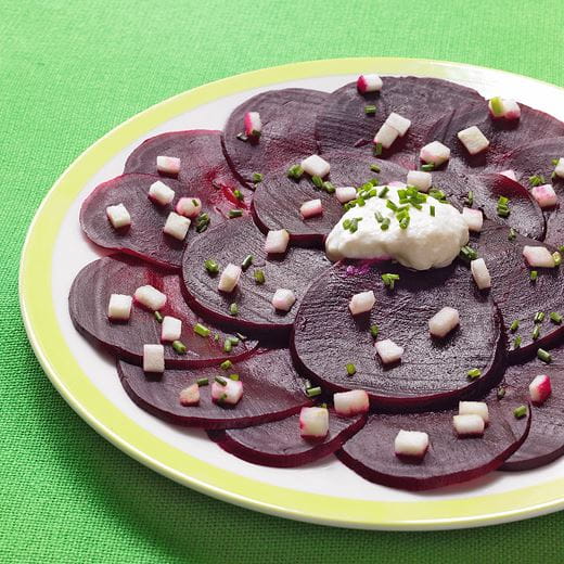 recipe image Carpaccio de betteraves aux pommes et à la crème de raifort