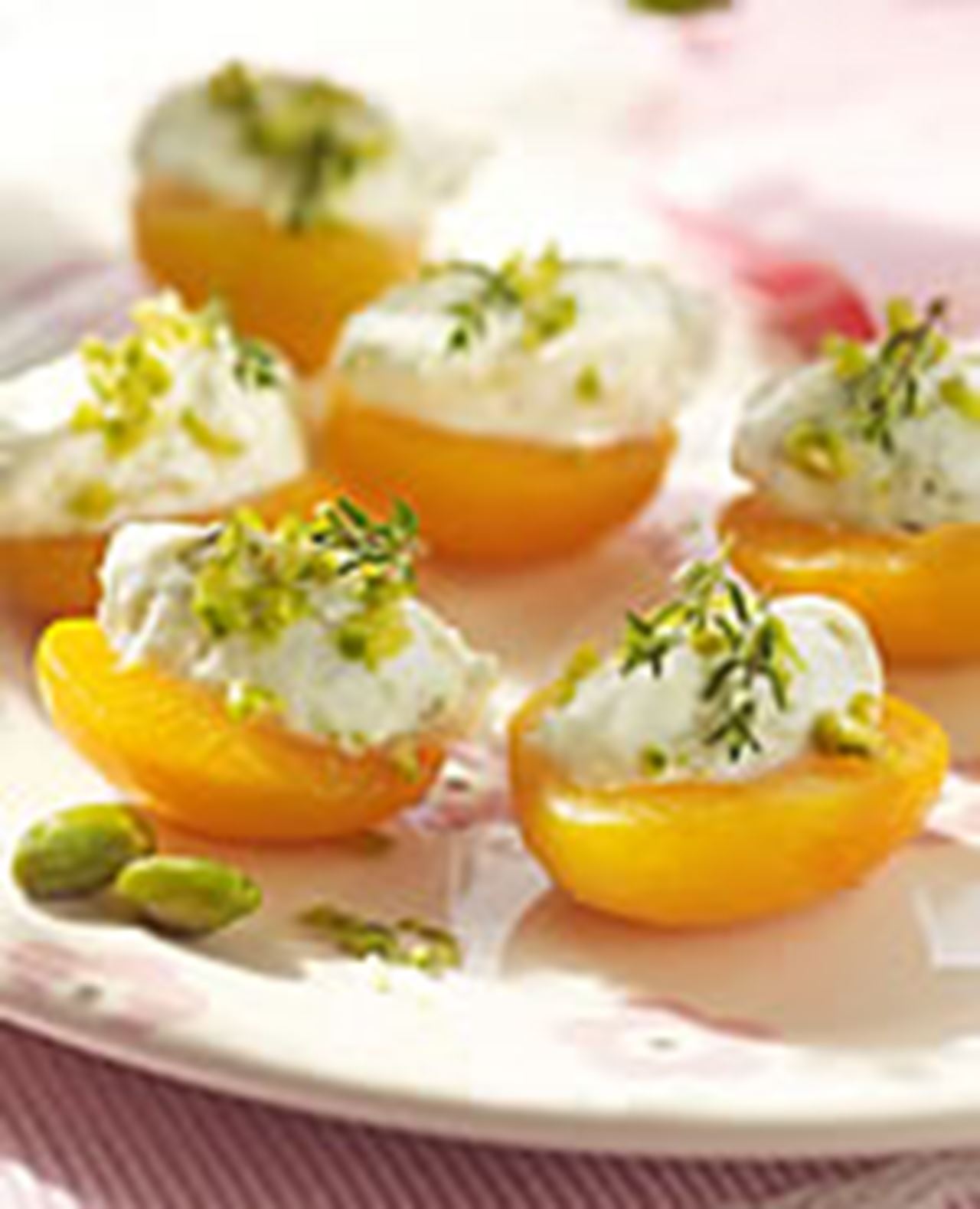 recipe image Abricots au fromage blanc et aux noix