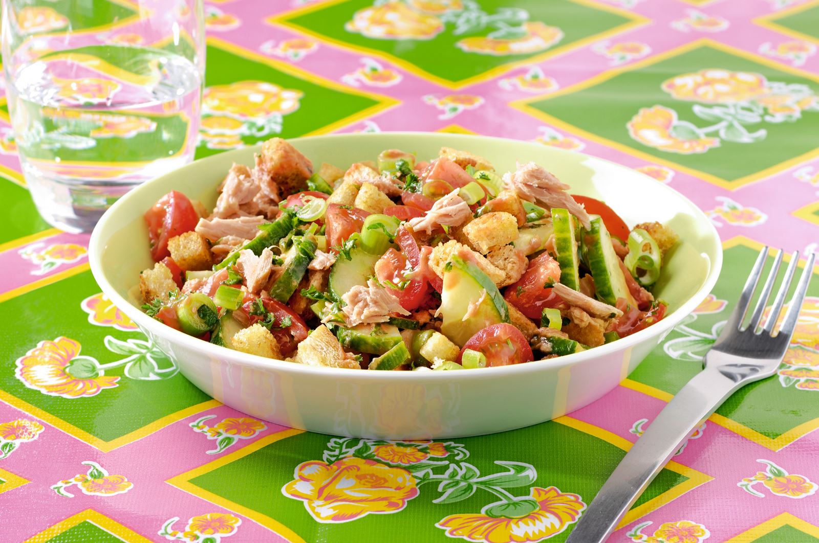 Salade de concombre, herbes et épices