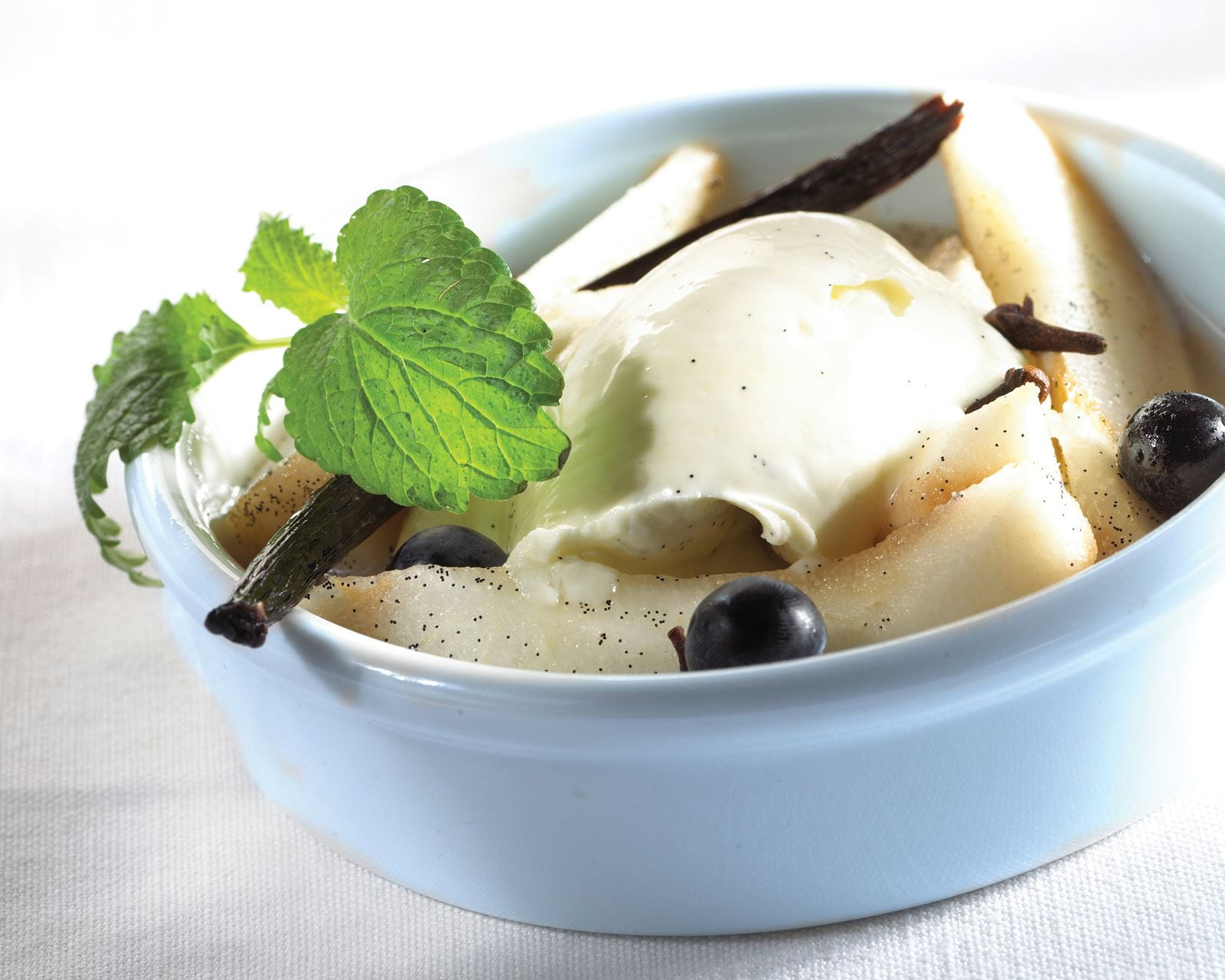 recipe image Mascarpone vanillé au sirop de poires Doyenné et une touche de menthe fraîche