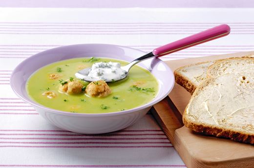 recipe image Soupe de petits pois aux boulettes et crème au fines herbes