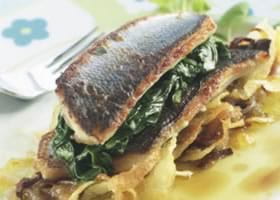 recipe image Filets de bar aux épinards et chips d'oignon