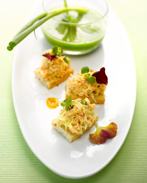 recipe image Gaspacho de concombre à la menthe, toasts à la salade de crabe fraîche