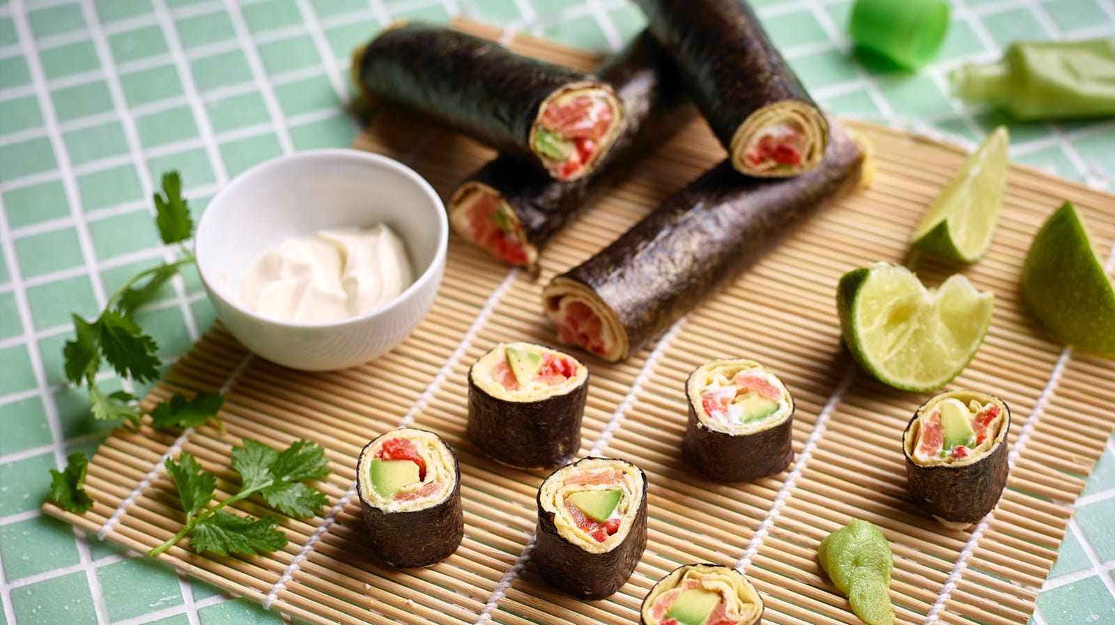recipe image Makis à l'omelette, au saumon fumé, à l'avocat et à la crème épaisse