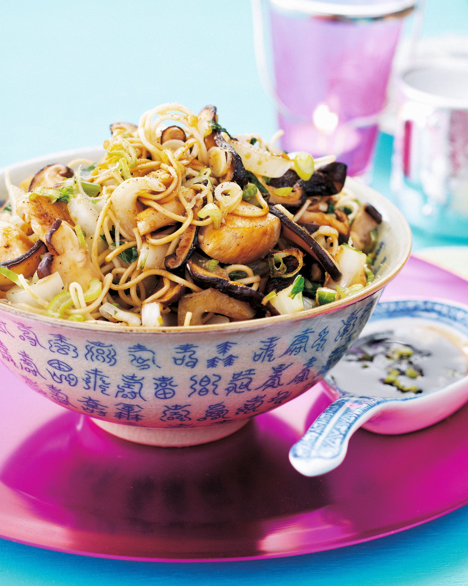 recipe image Wok au poulet, champignons shiitaké et nouilles Mie