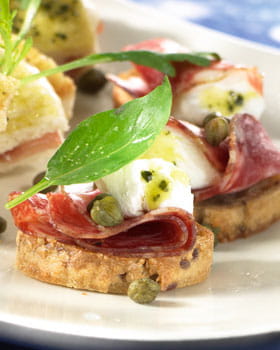 recipe image Crostini aux fromage de chèvre, chorizo et câpres