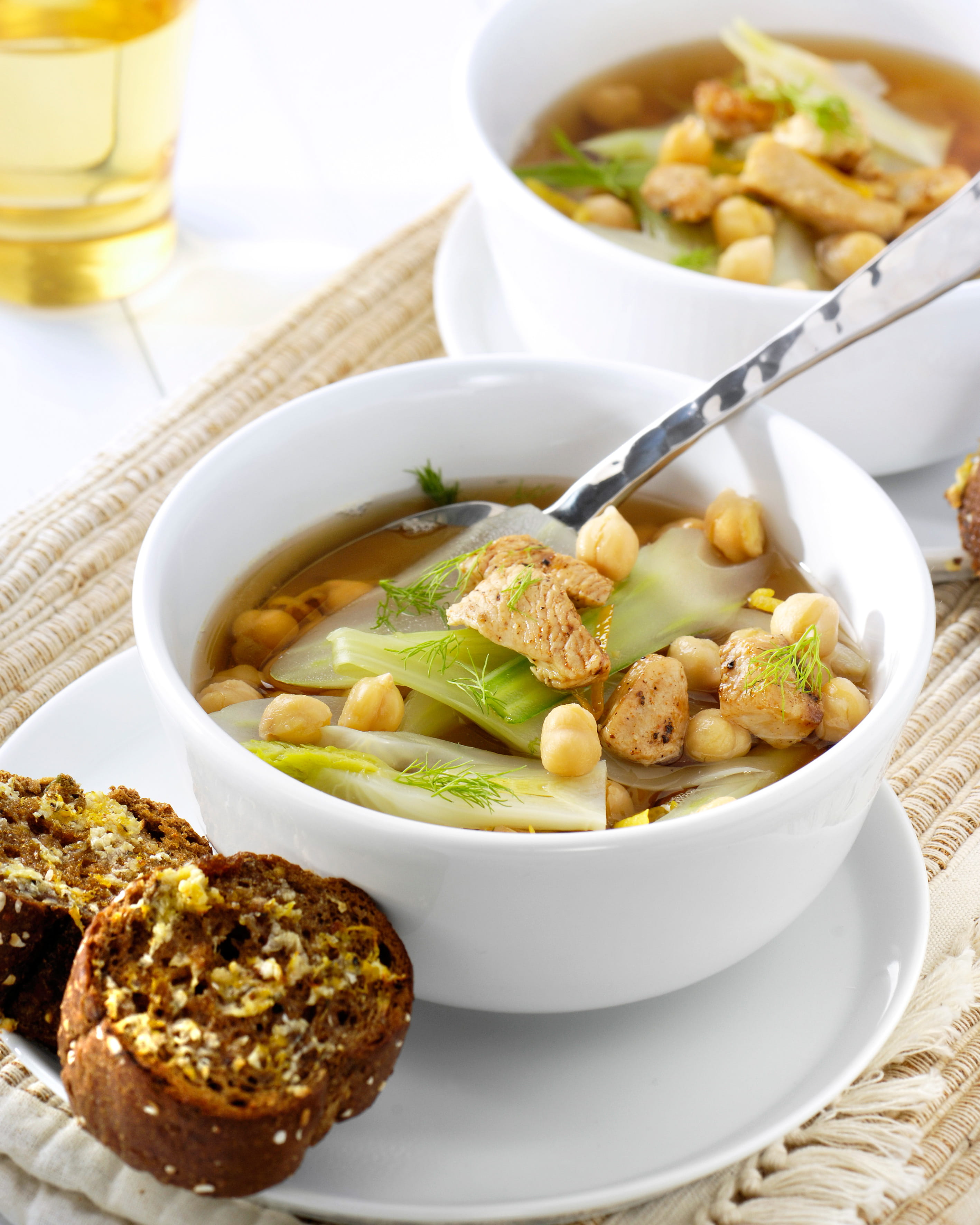 recipe image Soupe de pois chiches au poulet et au fenouil, pain citronné à l'ail