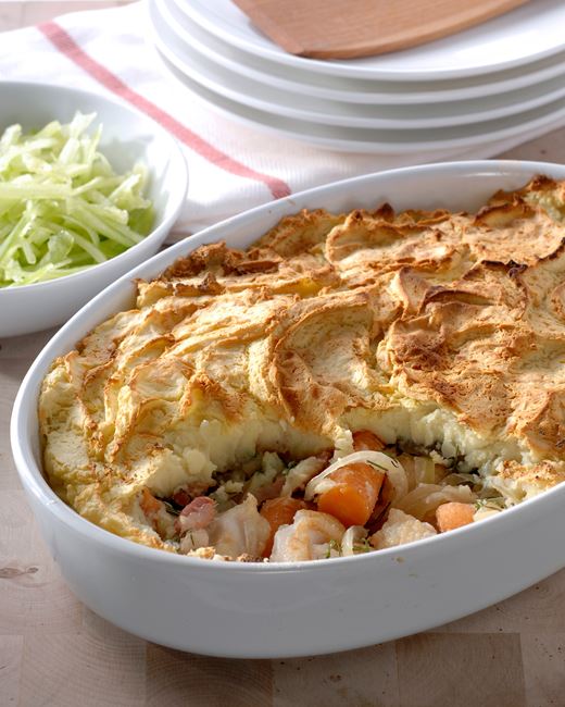 recipe image Tarte au poisson & aux oignons avec carottes et aneth et une salade de concombre
