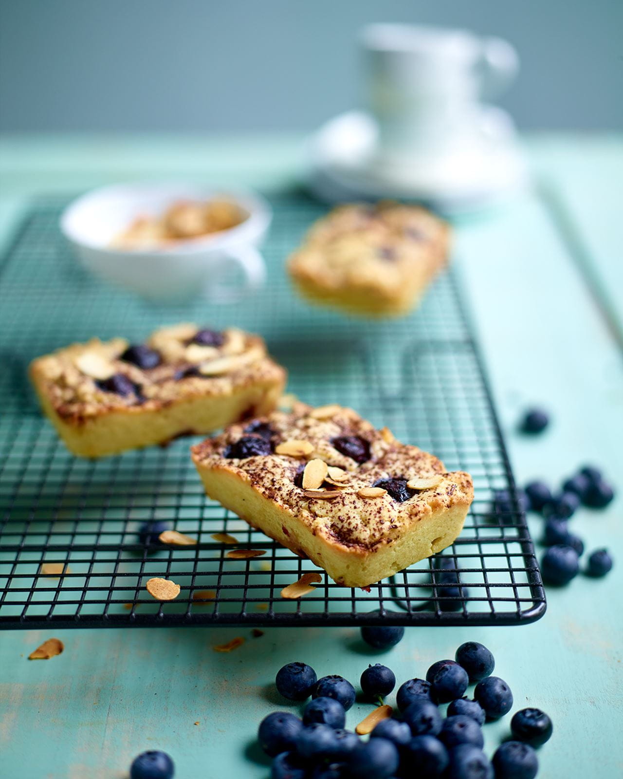 recipe image Tarte frangipane, préparation de fruits aux cerises et myrtilles