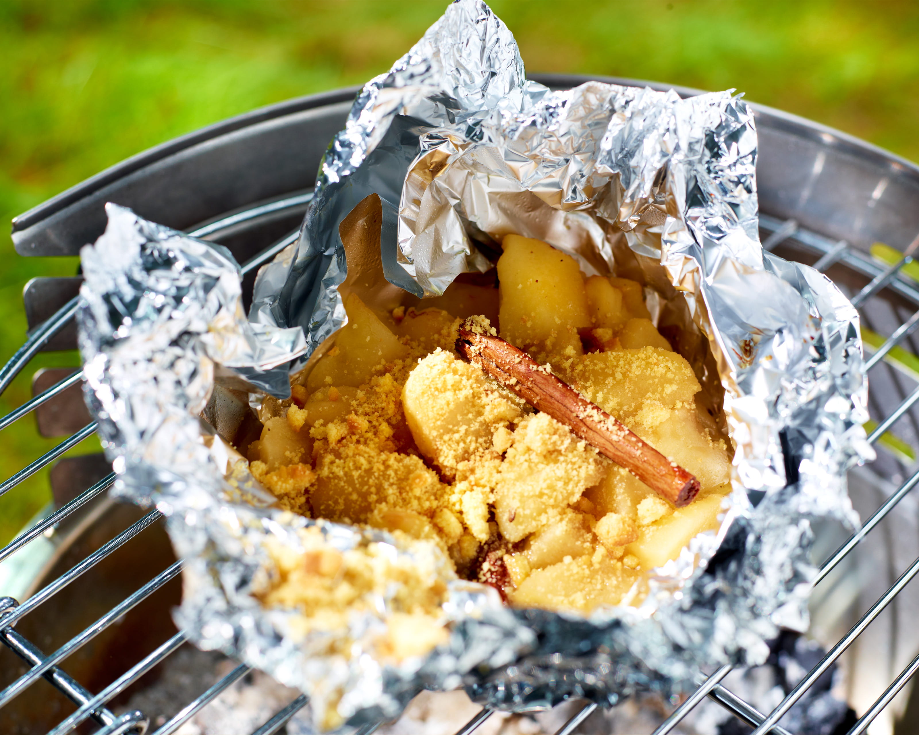 recipe image Papillote de pomme à la cannelle, Amaretto et crumble