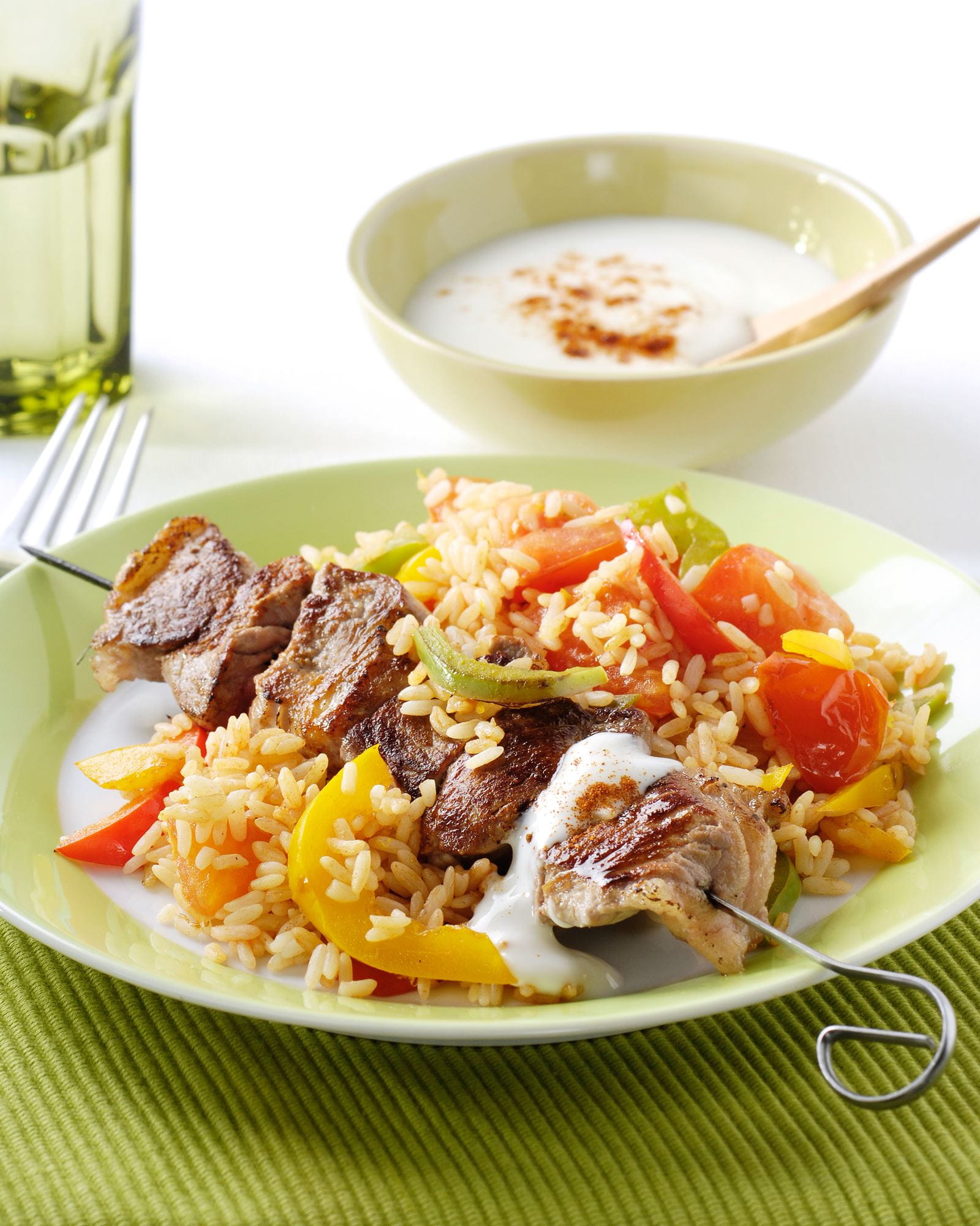 recipe image Brochettes d'agneau épicées, riz sauté aux poivrons et au yoghourt