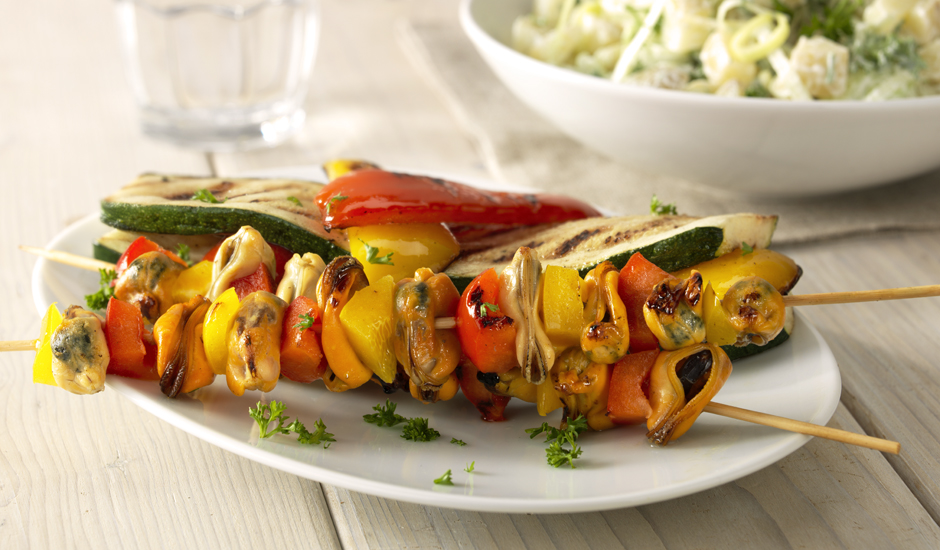 recipe image Brochettes de moules au barbecue avec courgettes et salade de pommes de terre