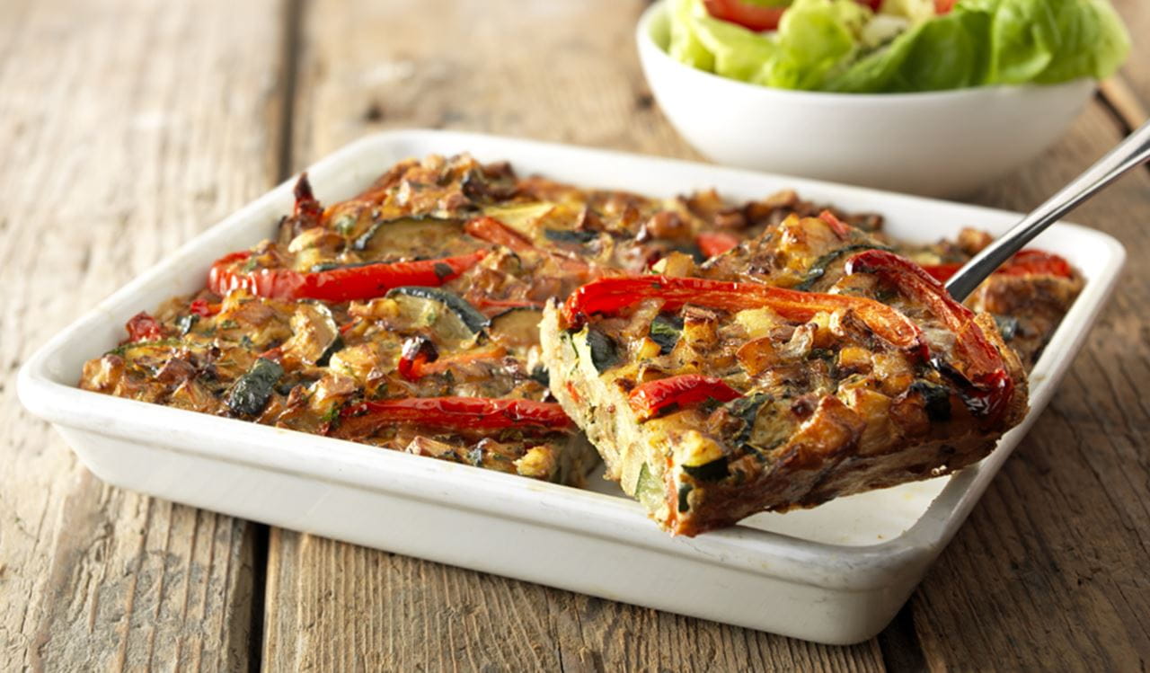 recipe image Frittata de courgettes avec poivron rouge, cubes de pommes de terre, oignon et laitue