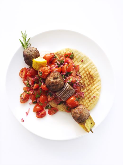 recipe image Pita à la salsa de tomates et brochettes d'agneau