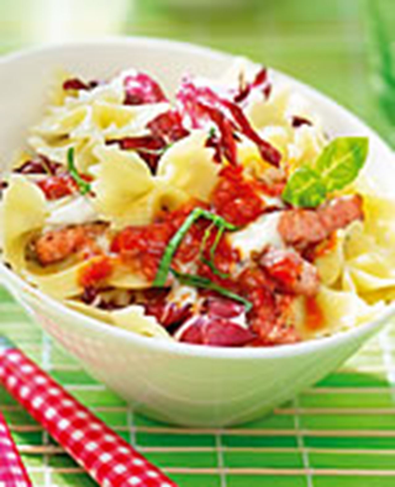 recipe image Farfalle au gorgonzola, à la radicchio, aux lardons et à la sauce au basilic