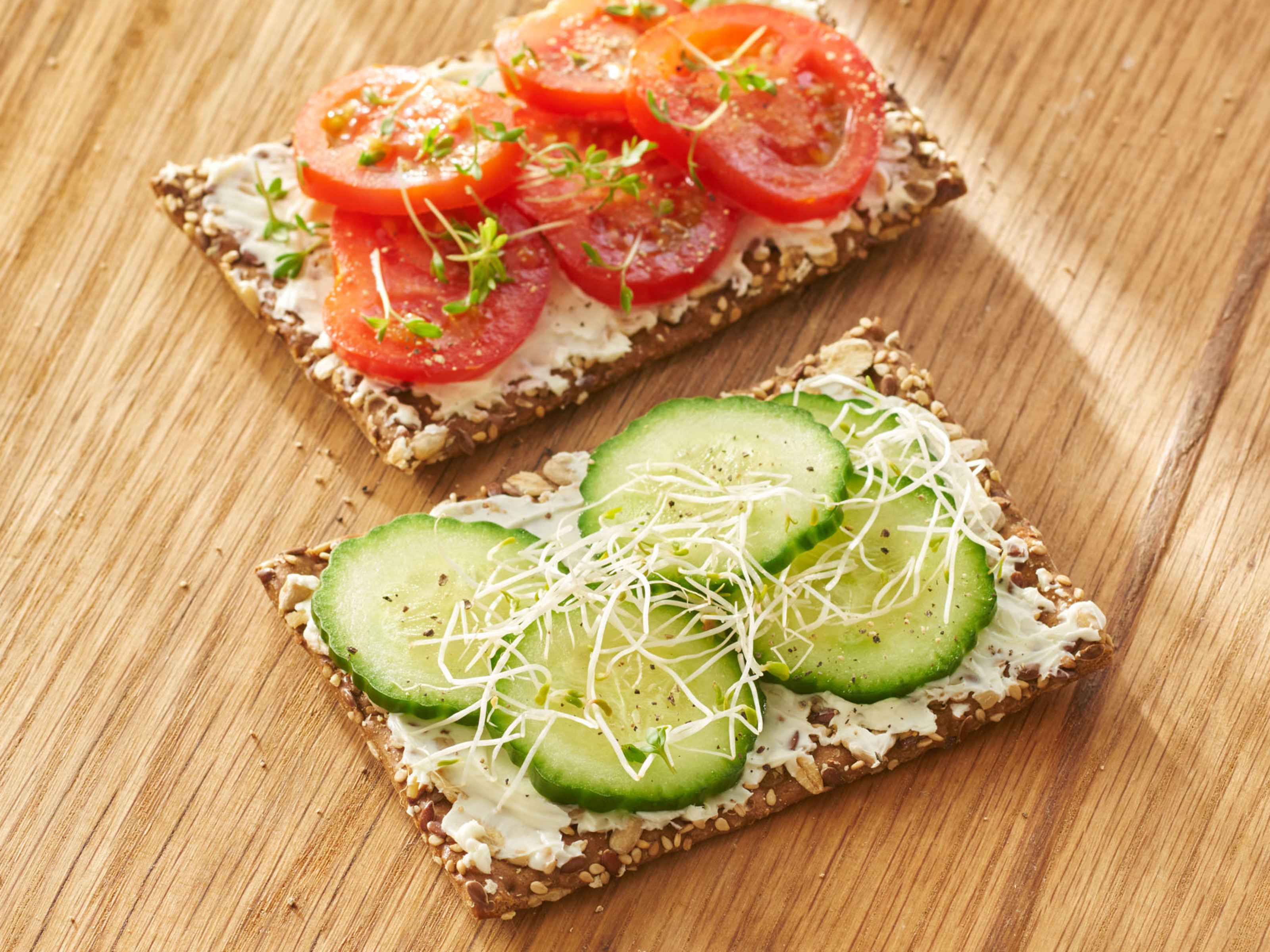 recipe image Crackers aux tomates et au cresson alénois / au concombre et à l'alfalfa