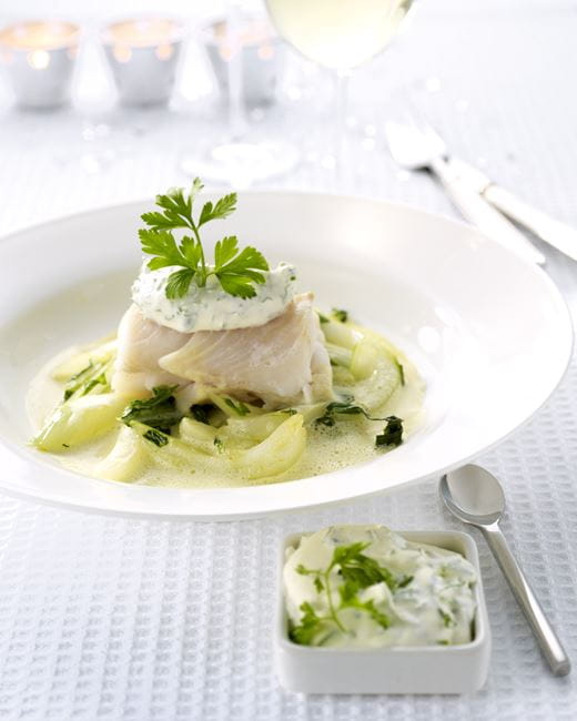 recipe image Cabillaud au paksoi braisé, sauce safranée et crème aigre aux fines herbes fraîc