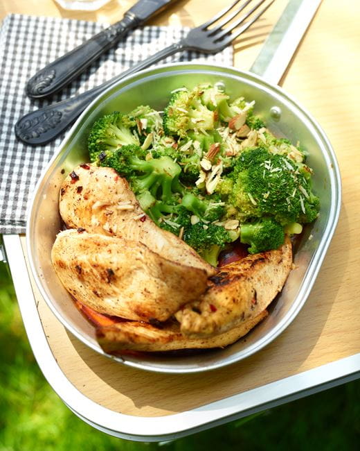 recipe image Poulet et salade de brocoli aux amandes grillées