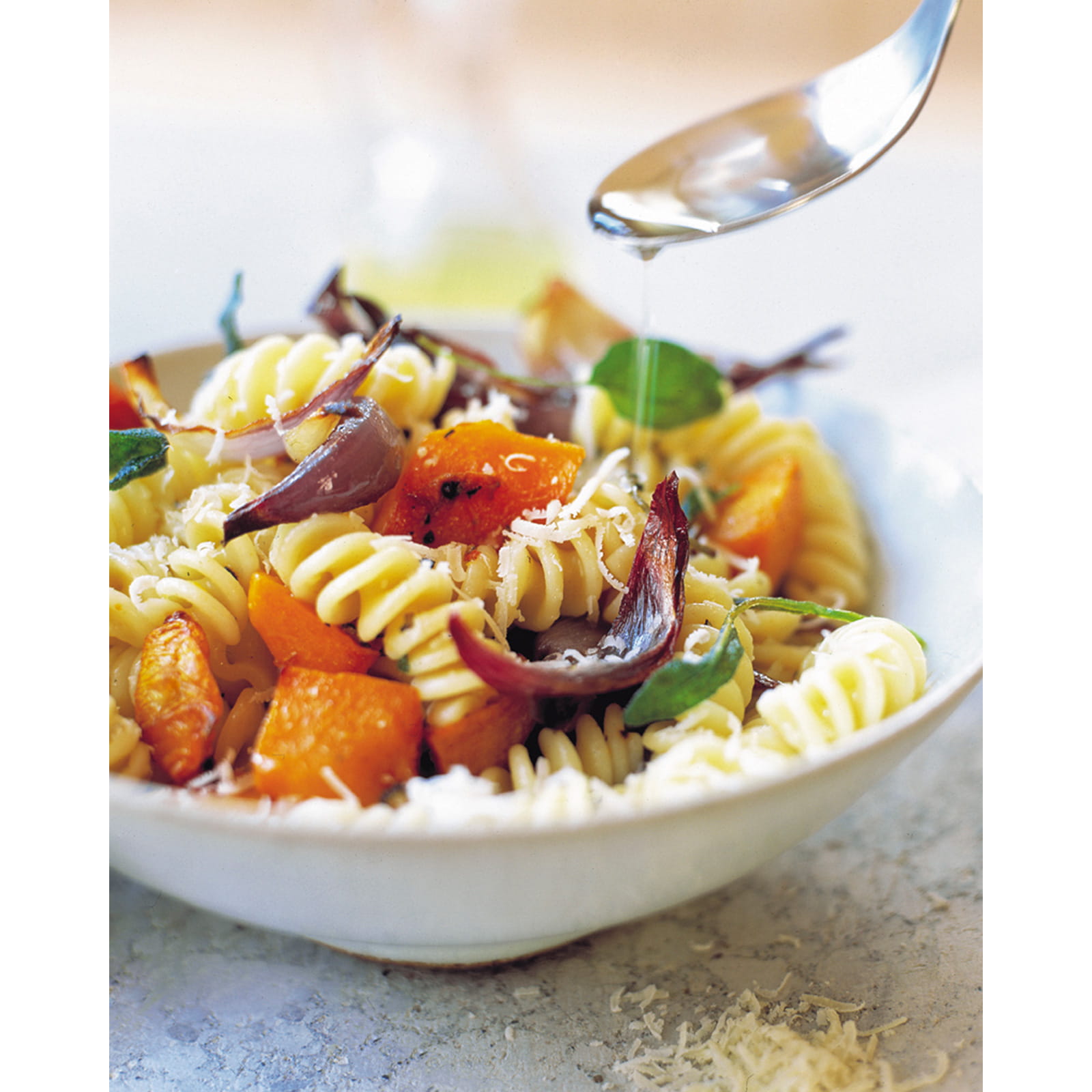 recipe image Zomerse pasta met tomaten en lichte pesto