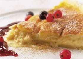 recipe image Zoete warme brietaart met rode vruchtencompote